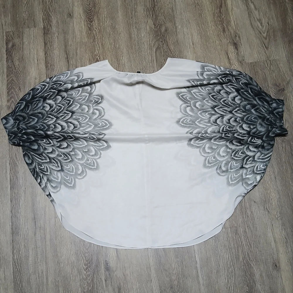 BCBGMaxAzria Women's Size Medium Gray and Black Patterned Blouse - Picture 6 of 6